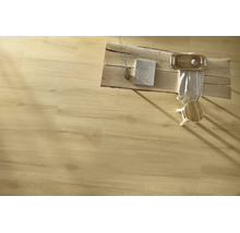 Heller Holzoptik Laminatboden in einem hellen, wohnlichen Raum mit Holztisch und Dekoration aus der Vogelperspektive.