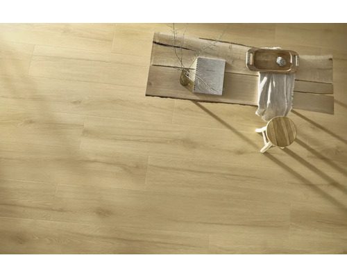 Heller Holzoptik Laminatboden in einem hellen, wohnlichen Raum mit Holztisch und Dekoration aus der Vogelperspektive.