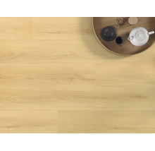 Laminatboden in Holzoptik mit heller Maserung und darauf platziertem Holztablett mit einer Teekanne und einer Tasse.