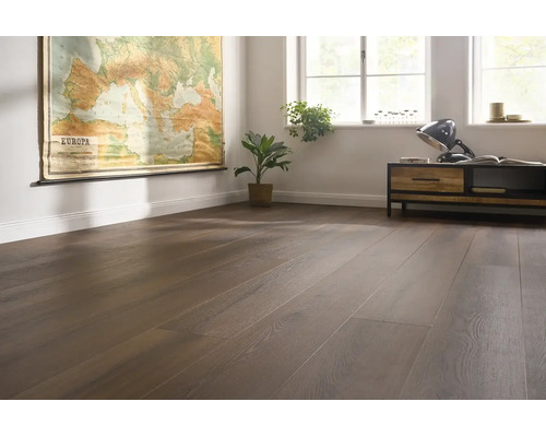 Wohnraum mit dunklem Holzboden in einem hellen Zimmer mit Wandkarte, Pflanze und Sideboard im modernen Design.