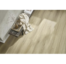Laminatboden in Holzoptik verlegt in einem Wohnraum mit Holzhocker, Textildekoration und strukturierter Wand