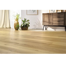Heller Holzoptik Laminatboden in einem modern eingerichteten Wohnraum mit Holzkommode und Zimmerpflanzen.