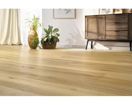 Heller Holzoptik Laminatboden in einem modern eingerichteten Wohnraum mit Holzkommode und Zimmerpflanzen.
