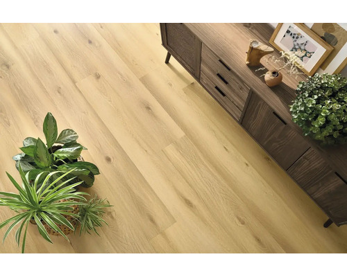 Heller Eichenholzboden im Wohnraum mit einer Kommode aus dunklem Holz und Zimmerpflanzen in einer hellen und wohnlichen Umgebung.