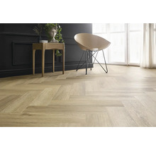 Heller Holzoptik Bodenbelag in Fischgrät Verlegemuster in einem modern eingerichteten Raum mit Stuhl und Beistelltisch.