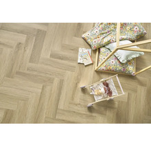 Holzboden in Fischgrätmuster Optik in einem Kinderzimmer mit Holzspielzeug und Kissen.