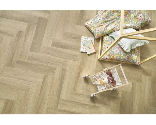 Holzboden in Fischgrätmuster Optik in einem Kinderzimmer mit Holzspielzeug und Kissen.