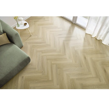 Heller Fischgrät Vinylboden in einem modern eingerichteten Wohnzimmer mit Sofa und bodentiefem Fenster.