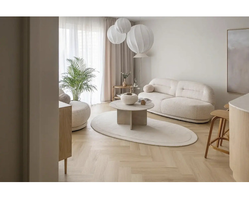 Helles, modern eingerichtetes Wohnzimmer mit Sofa, Couchtisch und Fischgrätparkett.