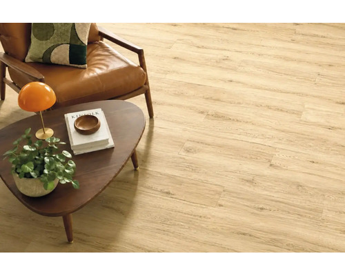 Heller Holzoptik Laminatboden in einem Wohnzimmer mit Ledersessel und Holztisch.