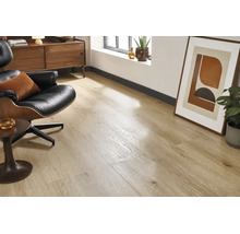 Heller Laminatboden in Holzoptik in einem modern eingerichteten Wohnzimmer mit Sessel und Dekorationsgegenständen.