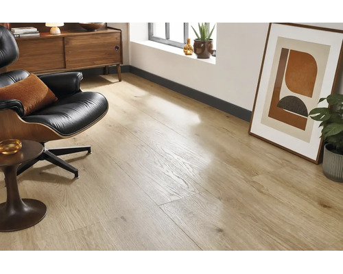 Heller Laminatboden in Holzoptik in einem modern eingerichteten Wohnzimmer mit Sessel und Dekorationsgegenständen.