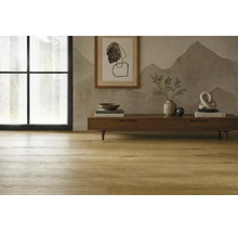 Wohnraum mit rustikalem Laminatboden in Holzoptik, kombiniert mit einem Sideboard aus Holz und einer modernen Wandgestaltung mit Bergmotiv.
