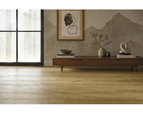 Wohnraum mit rustikalem Laminatboden in Holzoptik, kombiniert mit einem Sideboard aus Holz und einer modernen Wandgestaltung mit Bergmotiv.