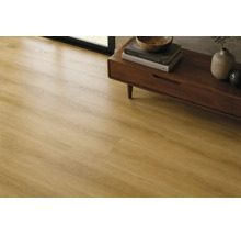 Holzboden in Eichenoptik verlegt in einem Wohnraum mit einem Sideboard aus Holz in einem modernen Stil.
