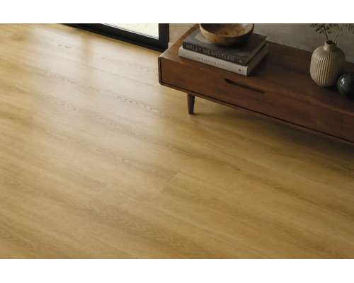 Holzboden in Eichenoptik verlegt in einem Wohnraum mit einem Sideboard aus Holz in einem modernen Stil.