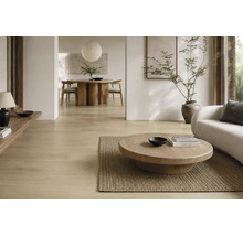 Heller Wohnraum mit Holzboden, rundem Holztisch und minimalistischem Design.