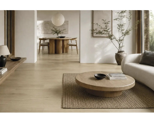 Heller Wohnraum mit Holzboden, rundem Holztisch und minimalistischem Design.