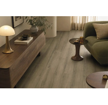 Wohnzimmer mit Vinylboden in Holzoptik, kombiniert mit einem dunklen Holz-Sideboard und einem gemütlichen Sofa in einem modernen, warmen Wohnraum.