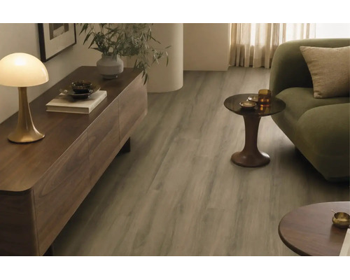 Wohnzimmer mit Vinylboden in Holzoptik, kombiniert mit einem dunklen Holz-Sideboard und einem gemütlichen Sofa in einem modernen, warmen Wohnraum.