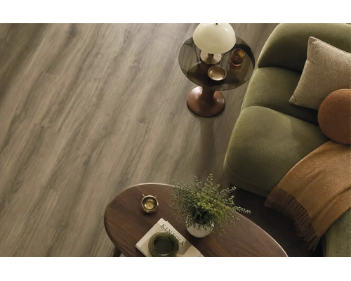 Wohnzimmer mit Vinylboden in Holzoptik, kombiniert mit einem Sofa, Beistelltischen und Dekoration.