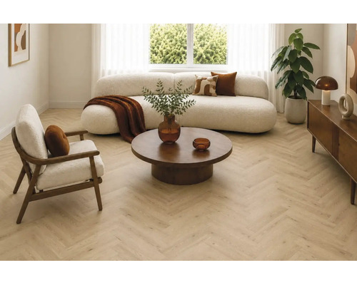 Modernes Wohnzimmer mit hellem Fischgrätparkett Bodenbelag, kurvigem Sofa, Sessel, rundem Couchtisch und dekorativen Accessoires.