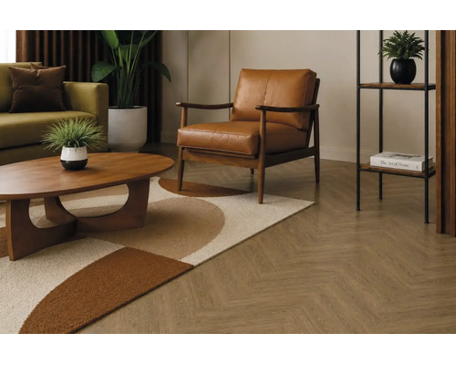 Wohnzimmer mit Fischgrätparkett, Ledersessel, Holztisch und Dekoration in modernem, wohnlichem Design