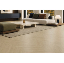 Wohnzimmer mit hellem Fischgrätboden, einem modernen Sofa, einem quadratischen Steintisch und einem strukturierten Teppich in einem hellen Raum.