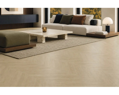 Wohnzimmer mit hellem Fischgrätboden, einem modernen Sofa, einem quadratischen Steintisch und einem strukturierten Teppich in einem hellen Raum.