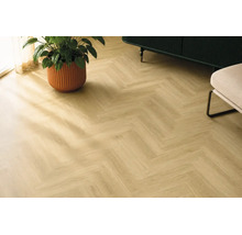 Wohnraum mit verlegtem Designboden in Fischgrätoptik und Holzmaserung mit Pflanze und Mobiliar