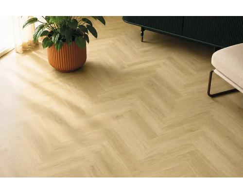Wohnraum mit verlegtem Designboden in Fischgrätoptik und Holzmaserung mit Pflanze und Mobiliar