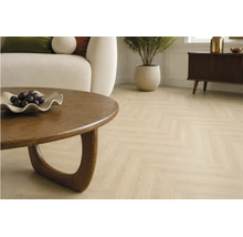 Heller Holzoptik Bodenbelag in Fischgrät Verlegemuster in einem modernen Wohnzimmer mit Sofa und Couchtisch.