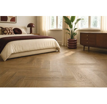 Modernes Schlafzimmer mit verlegtem Fischgrätparkett aus Holz, helles Interieur mit Bett und Kommode in einem hellen, einladenden Raum.