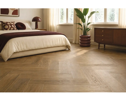 Modernes Schlafzimmer mit verlegtem Fischgrätparkett aus Holz, helles Interieur mit Bett und Kommode in einem hellen, einladenden Raum.