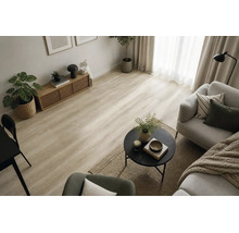 Wohnzimmer mit hellem Laminatboden in Holzoptik, eingerichtet mit einem Sofa, Beistelltisch und Sideboard in einer modernen, wohnlichen Atmosphäre.