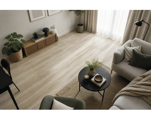 Wohnzimmer mit hellem Laminatboden in Holzoptik, eingerichtet mit einem Sofa, Beistelltisch und Sideboard in einer modernen, wohnlichen Atmosphäre.