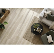 Heller Vinylboden in Holzoptik in einem modern eingerichteten Wohnbereich mit Sofa und Beistelltisch.