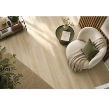 Heller Vinylboden mit Holzoptik in einem wohnlich eingerichteten Wohnzimmer mit Sessel und Beistelltisch.
