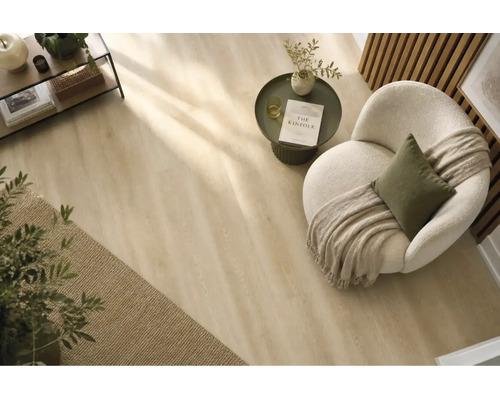Heller Vinylboden mit Holzoptik in einem wohnlich eingerichteten Wohnzimmer mit Sessel und Beistelltisch.