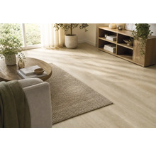 Helles Wohnzimmer mit Holzoptik Vinylboden, rundem Holztisch, strukturiertem Teppich und Holzmöbeln in moderner Einrichtung.