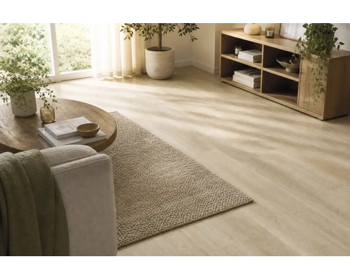 Helles Wohnzimmer mit Holzoptik Vinylboden, rundem Holztisch, strukturiertem Teppich und Holzmöbeln in moderner Einrichtung.