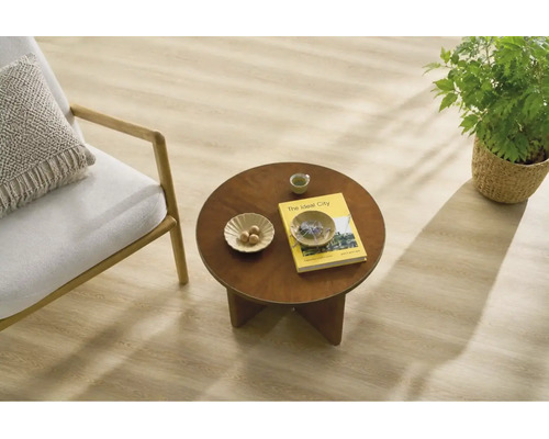 Heller Holzoptik Laminatboden in einem wohnlich eingerichteten Raum mit Sessel und kleinem Holztisch.