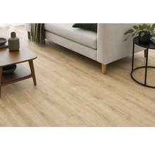 Heller Laminatboden in Holzoptik verlegt in einem modern eingerichteten Wohnzimmer mit Sofa und Beistelltischen.