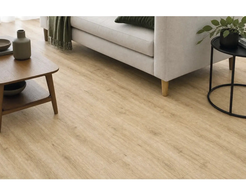 Heller Laminatboden in Holzoptik verlegt in einem modern eingerichteten Wohnzimmer mit Sofa und Beistelltischen.