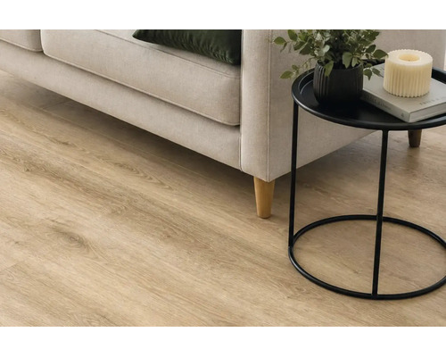 Wohnzimmer mit hellem Laminatboden in Holzoptik, kombiniert mit einem Sofa und einem Beistelltisch.