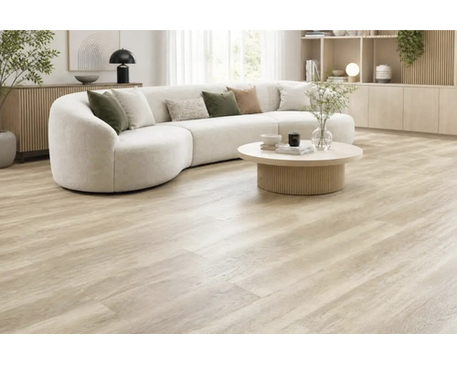 Helles Vinylboden Design in Holzoptik im modern eingerichteten Wohnzimmer mit geschwungenem Sofa und rundem Couchtisch