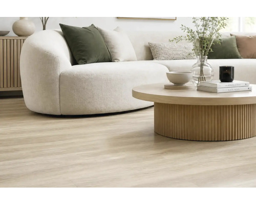 Wohnzimmer mit hellem Laminatboden in Holzoptik, kurvigem Sofa und rundem Couchtisch aus Holz für eine wohnliche und moderne Atmosphäre.