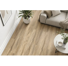 Wohnzimmer mit Laminatboden in Eichenoptik, verlegt in einem hellen und modernen Wohnraum mit Sofa, Pflanze und Couchtisch.