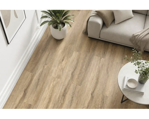 Wohnzimmer mit Laminatboden in Eichenoptik, verlegt in einem hellen und modernen Wohnraum mit Sofa, Pflanze und Couchtisch.