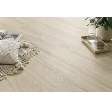 Heller Vinylbodenbelag in Holzoptik mit natürlicher Maserung, ausgelegt in einem gemütlichen Wohnraum mit Kissen, Decke und Dekorationsartikeln.